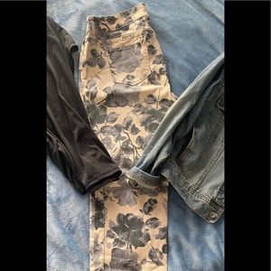 🌸2 for $12. Chico’s like new colorful jeans from Chico Slimming line.